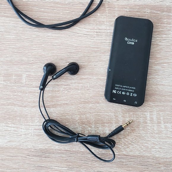 MP4 player + earphones (NEW) - Picture 2 of 6